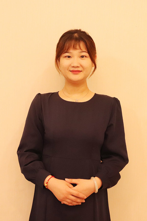 户县文哲 本科学历，优秀班主任